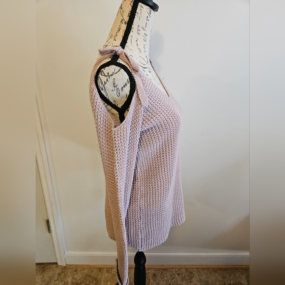 Ivy & Main, Small, Sweater pink, split w/tied shoulders, very nice - Picture 5 of 7